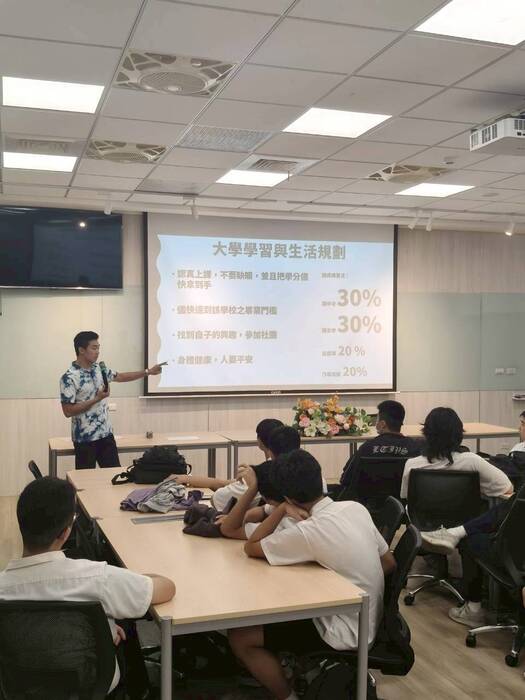 高三校友返校座談|學長姐的足跡,照亮學弟妹的方向