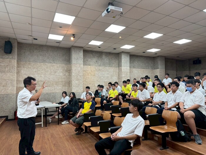 高三校友返校座談|學長姐的足跡,照亮學弟妹的方向