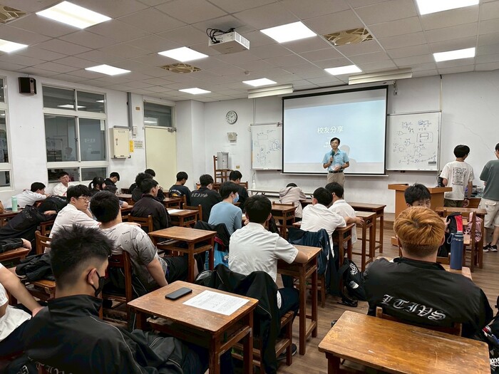 高三校友返校座談|學長姐的足跡,照亮學弟妹的方向