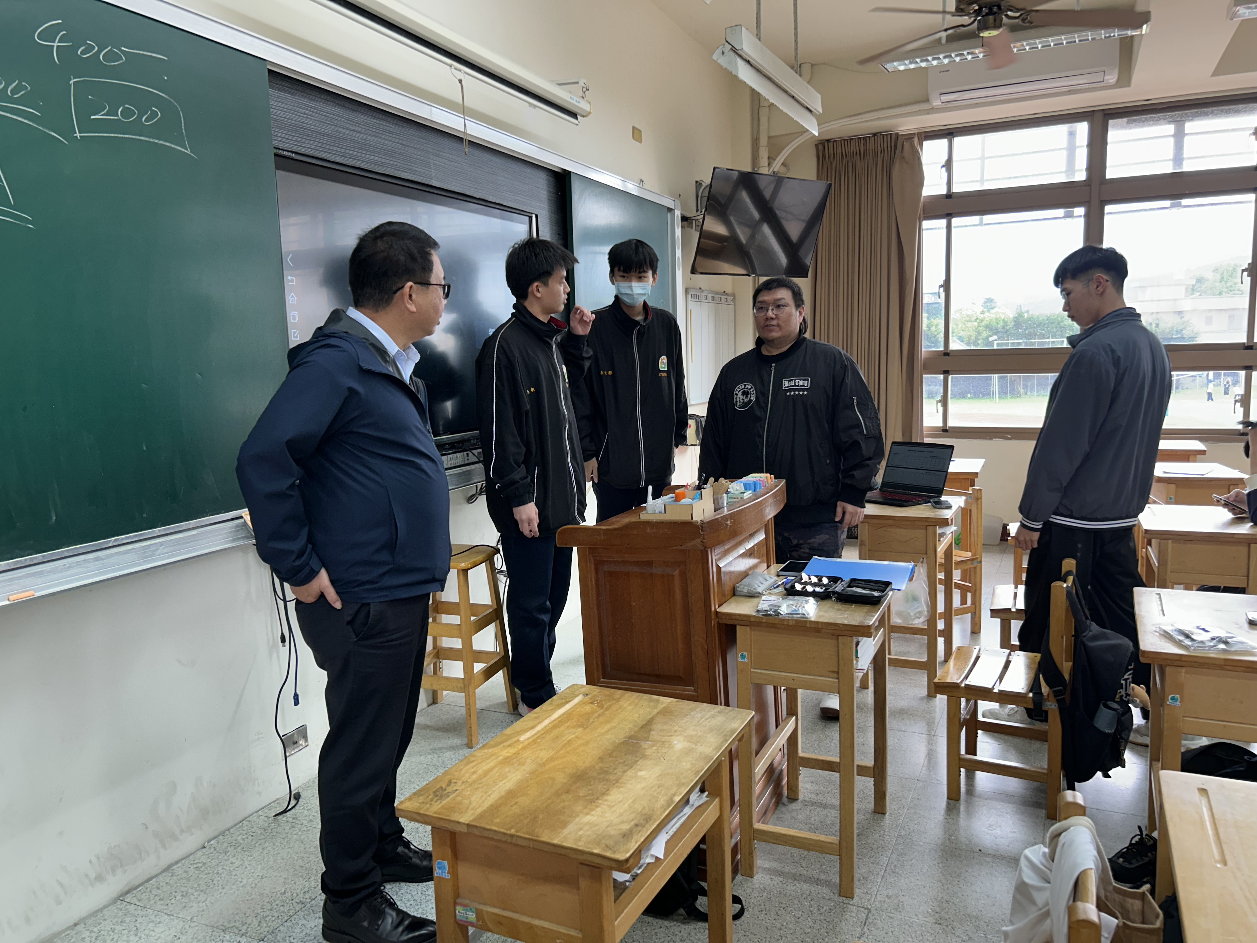 校長前來關心飛鏢射賽前狀況
