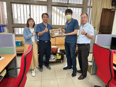 長會長致贈羅工同仁賀節禮盒
