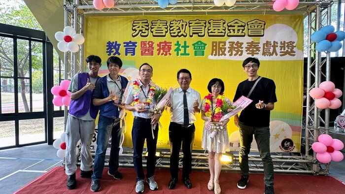 校長與獲獎同仁合影