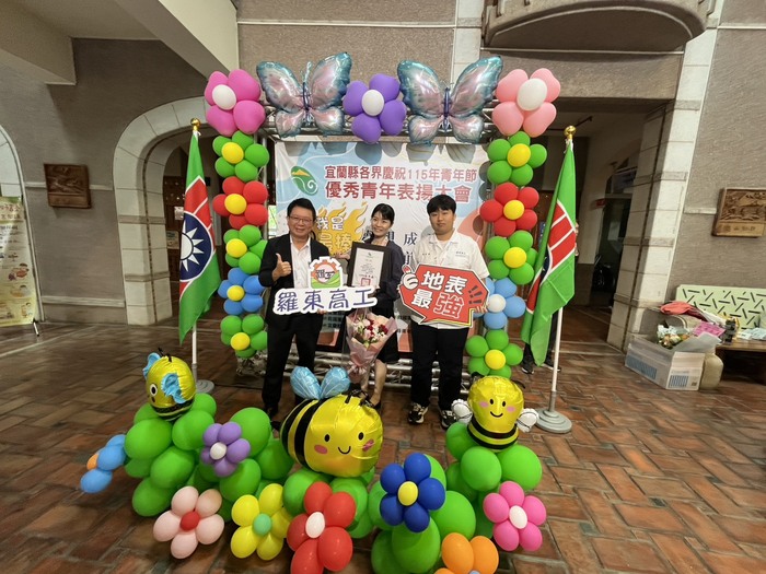 校長、安安組長及學生合影