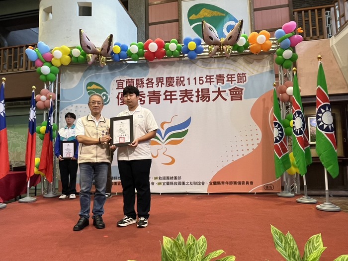 學生與縣長合影