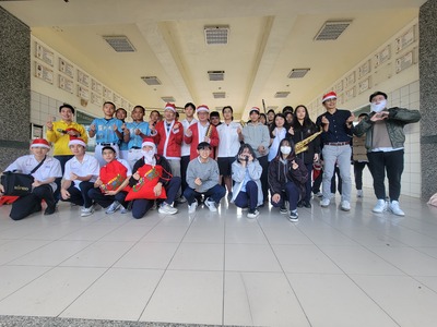 羅工「校園聖誕遊行」超吸睛！校長、會長化身聖誕老人溫馨快閃送祝福