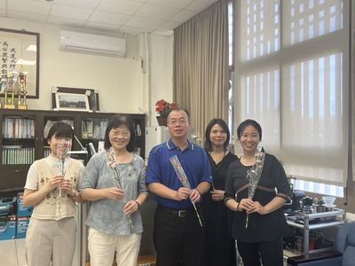 114年母親節校長送康乃馨活動